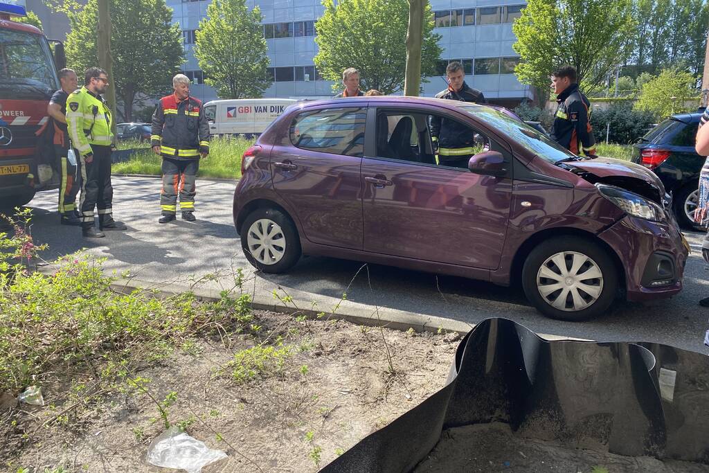 Bestuurster vast in auto bij kop staart botsing