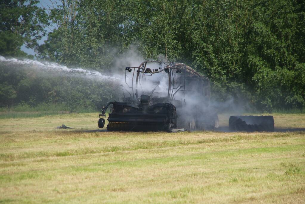 Grashakselaar volledig verwoest door brand
