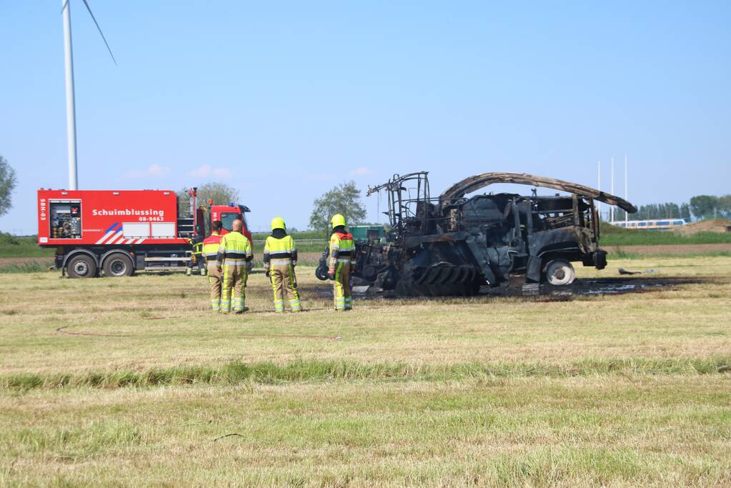 Grashakselaar volledig verwoest door brand