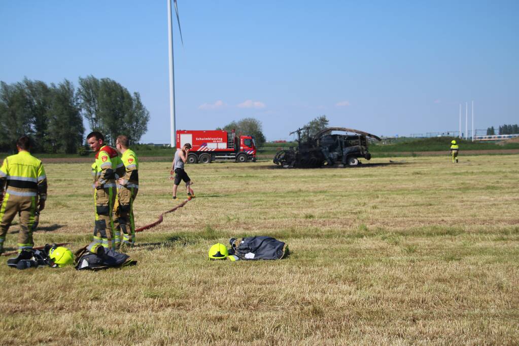 Grashakselaar volledig verwoest door brand