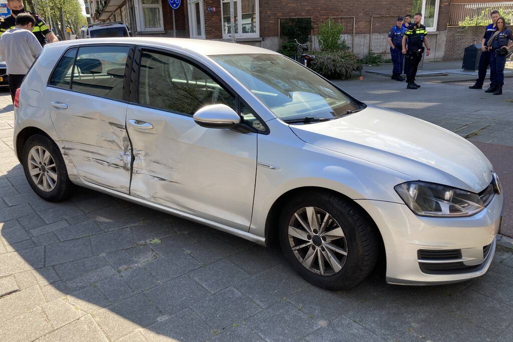 Veel schade bij botsing tussen twee auto's