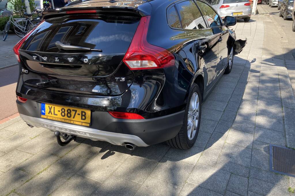 Veel schade bij botsing tussen twee auto's