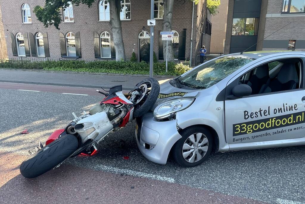 Motorrijder botst frontaal op personenauto