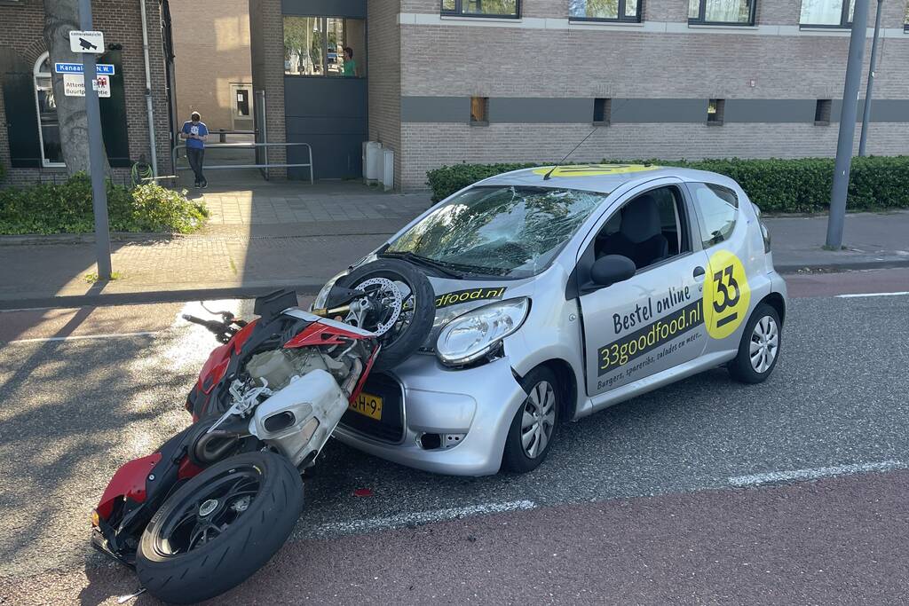 Motorrijder botst frontaal op personenauto