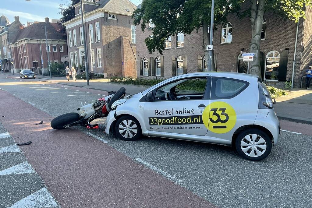 Motorrijder botst frontaal op personenauto