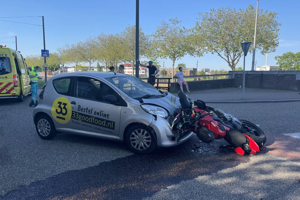 Motorrijder botst frontaal op personenauto