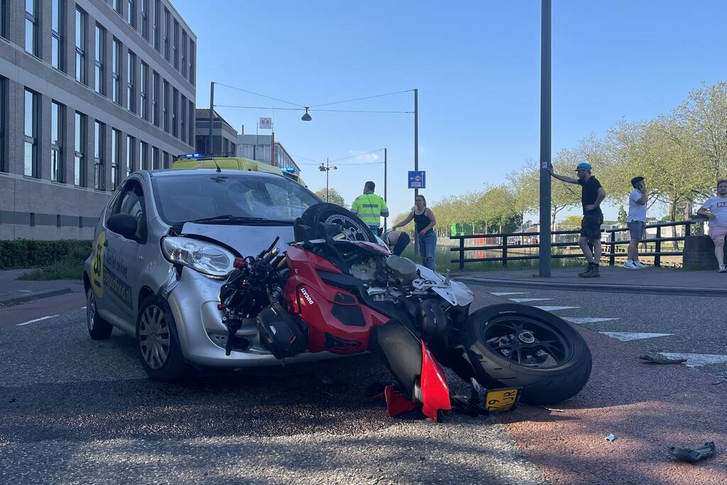 Motorrijder botst frontaal op personenauto