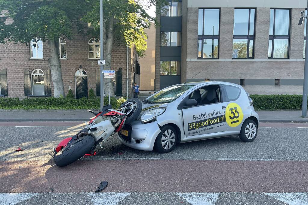 Motorrijder botst frontaal op personenauto