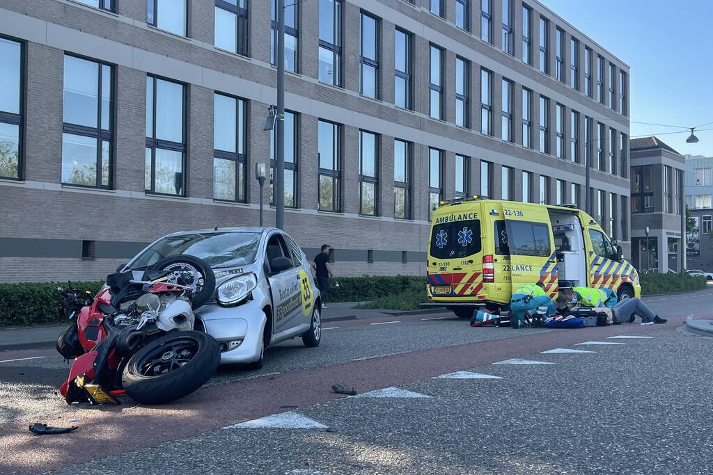 Motorrijder botst frontaal op personenauto