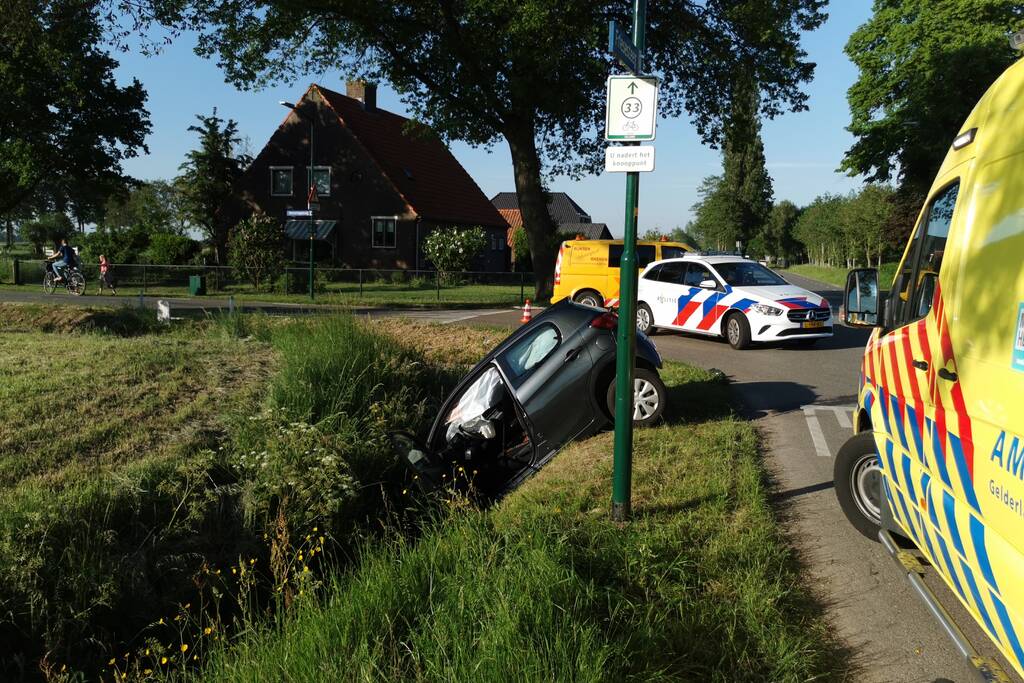 Auto belandt in sloot na ongeval