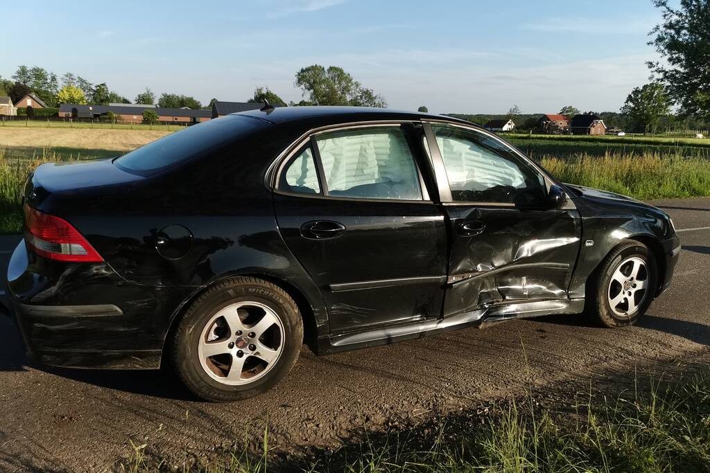 Auto belandt in sloot na ongeval