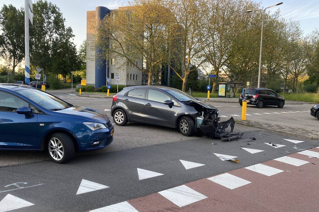 Twee auto's in botsing