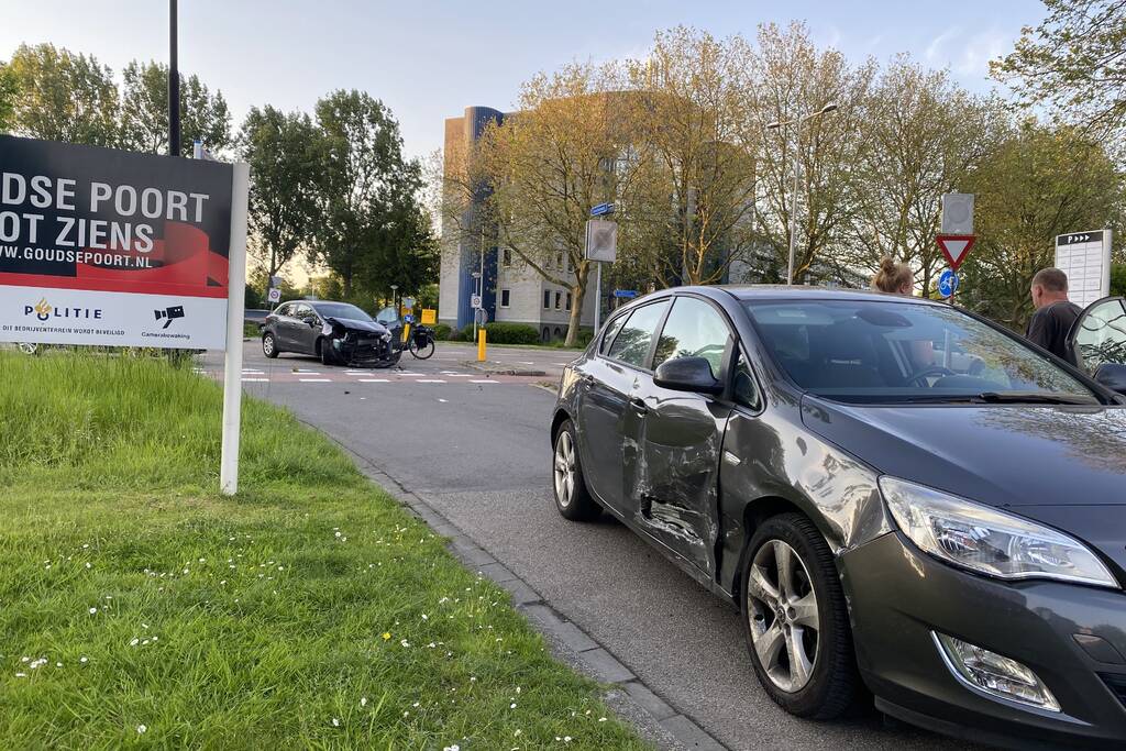 Twee auto's in botsing