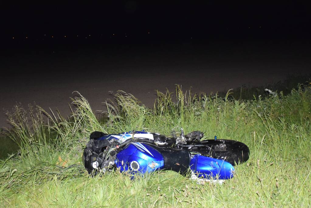 Motorrijder raakt te water bij ongeval