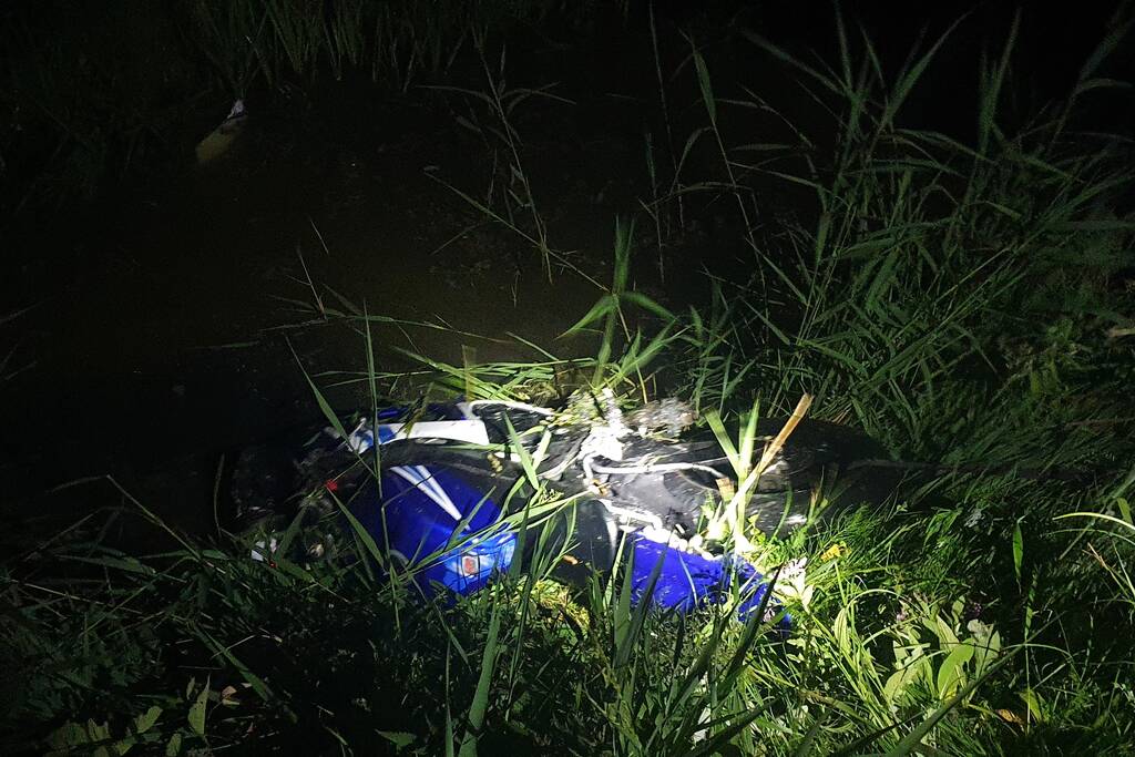 Motorrijder raakt te water bij ongeval
