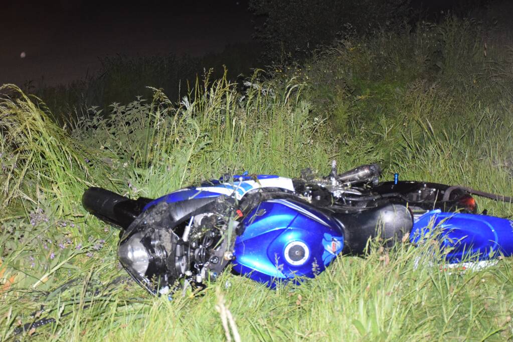 Motorrijder raakt te water bij ongeval