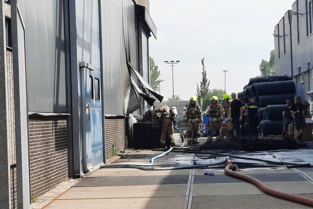 Grote rookwolken bij brand op bedrijventerrein