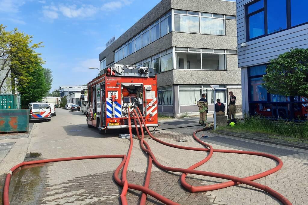 Grote rookwolken bij brand op bedrijventerrein