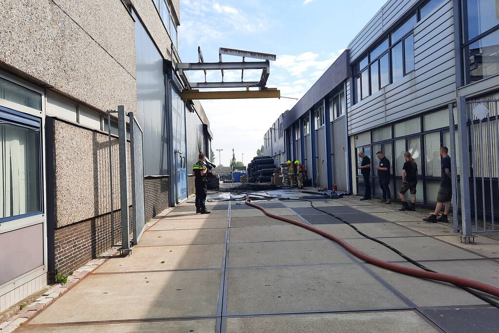Grote rookwolken bij brand op bedrijventerrein