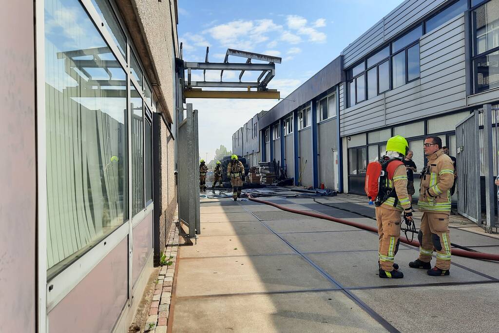 Grote rookwolken bij brand op bedrijventerrein
