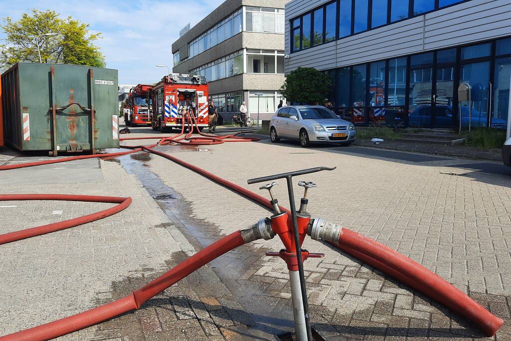 Grote rookwolken bij brand op bedrijventerrein