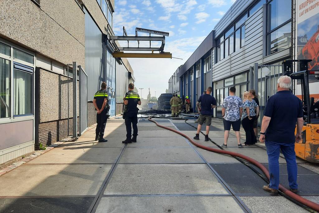 Grote rookwolken bij brand op bedrijventerrein