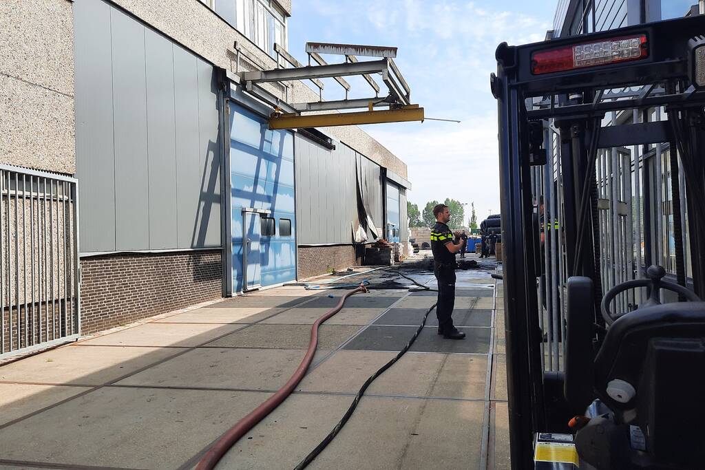 Grote rookwolken bij brand op bedrijventerrein