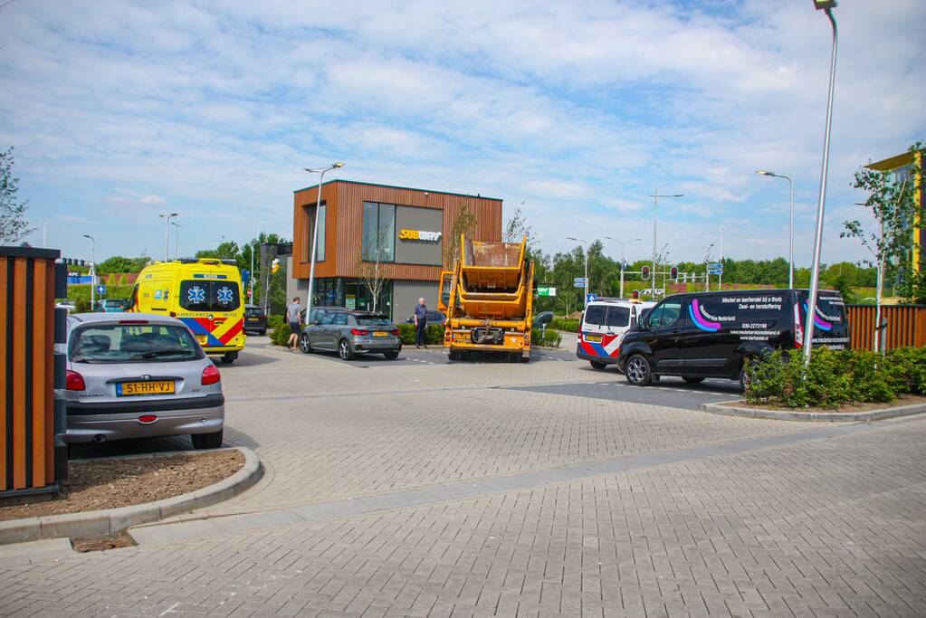 Vrachtwagen en personenauto botsen
