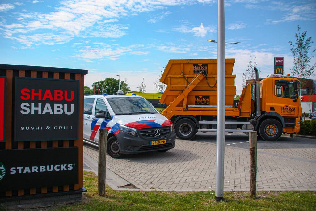 Vrachtwagen en personenauto botsen