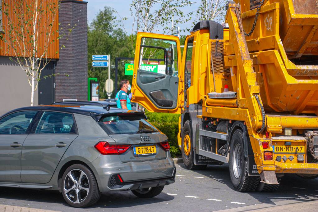 Vrachtwagen en personenauto botsen
