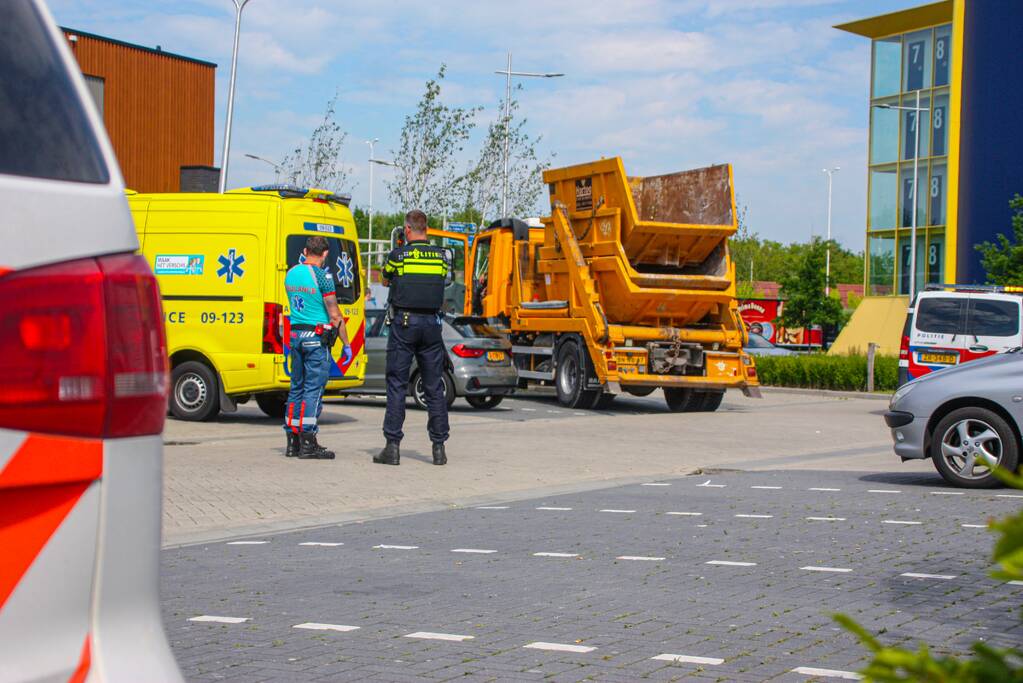Vrachtwagen en personenauto botsen