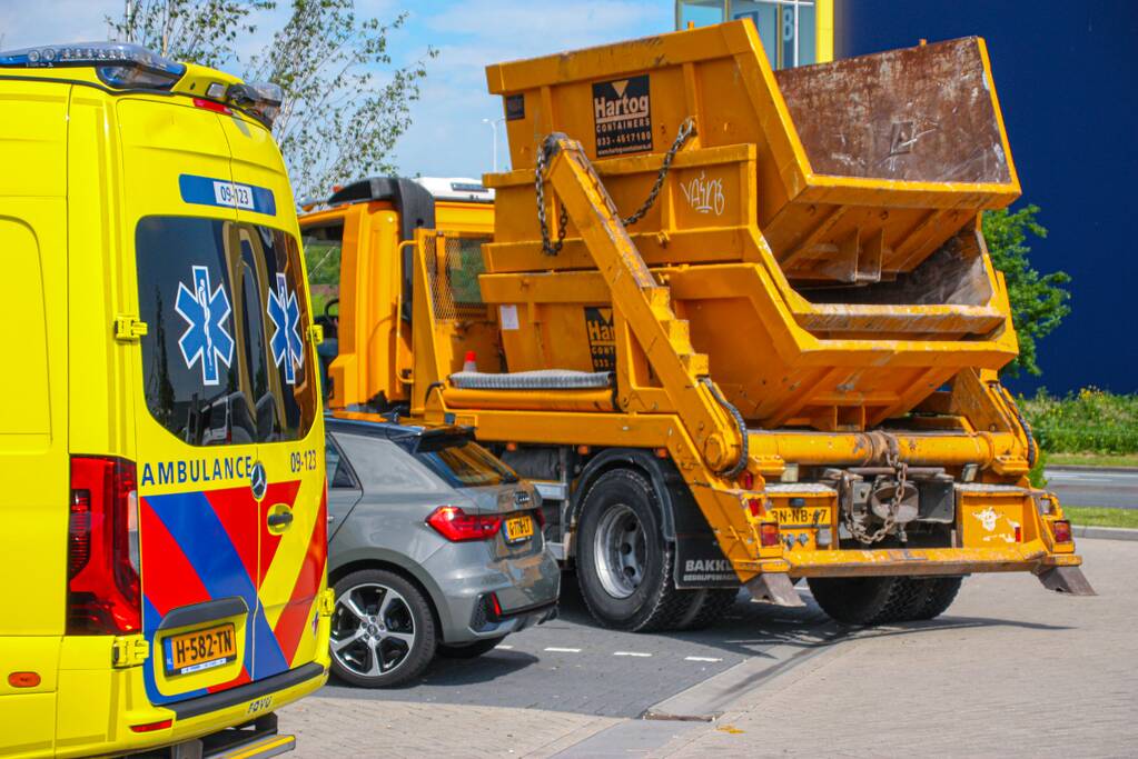 Vrachtwagen en personenauto botsen