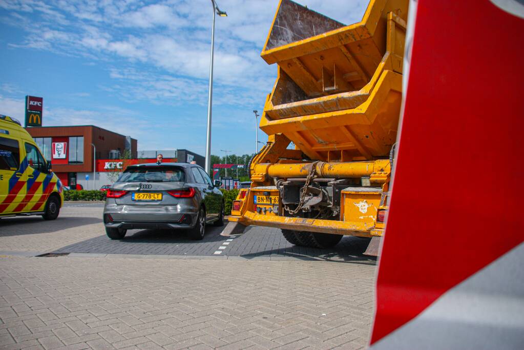 Vrachtwagen en personenauto botsen