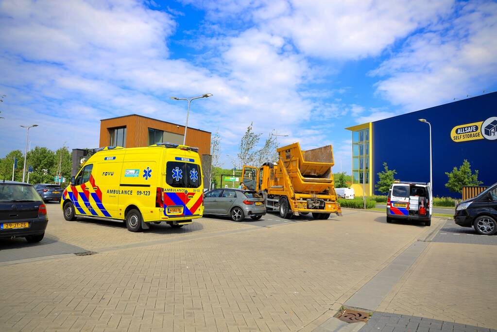 Vrachtwagen en personenauto botsen