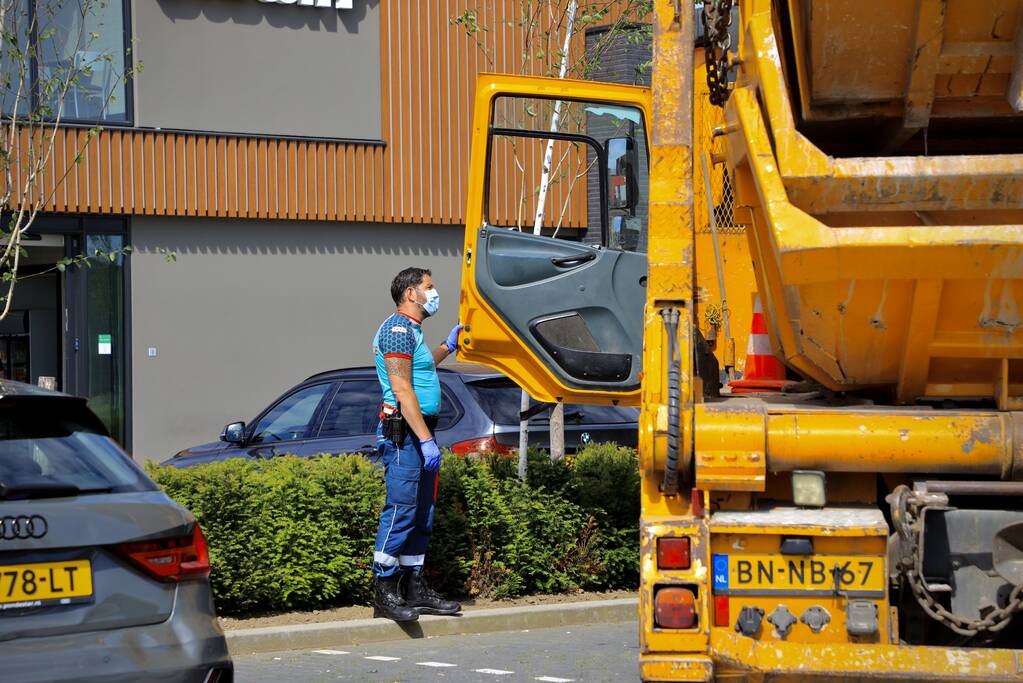 Vrachtwagen en personenauto botsen