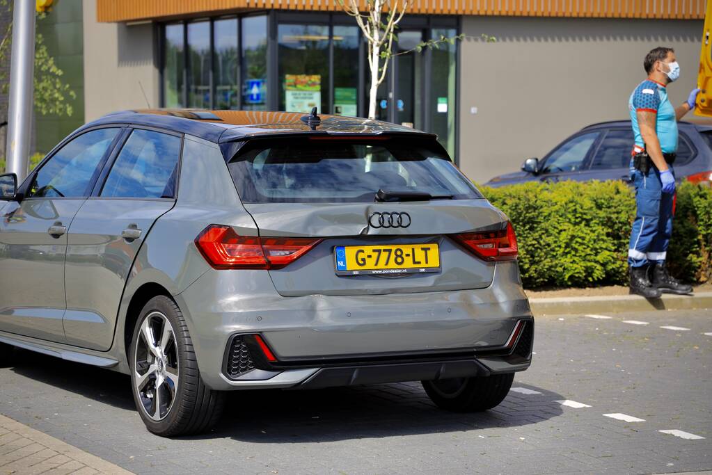 Vrachtwagen en personenauto botsen