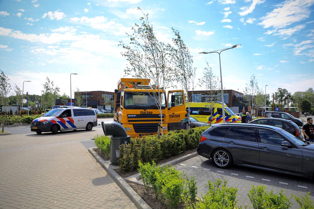 Vrachtwagen en personenauto botsen