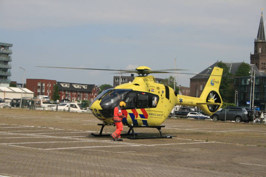 Traumahelikopter landt voor zwaargewonde fietser