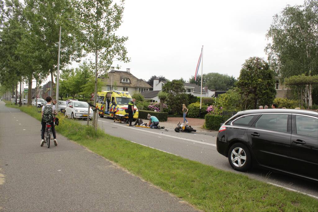 Motorrijder gaat onderuit bij aanrijding