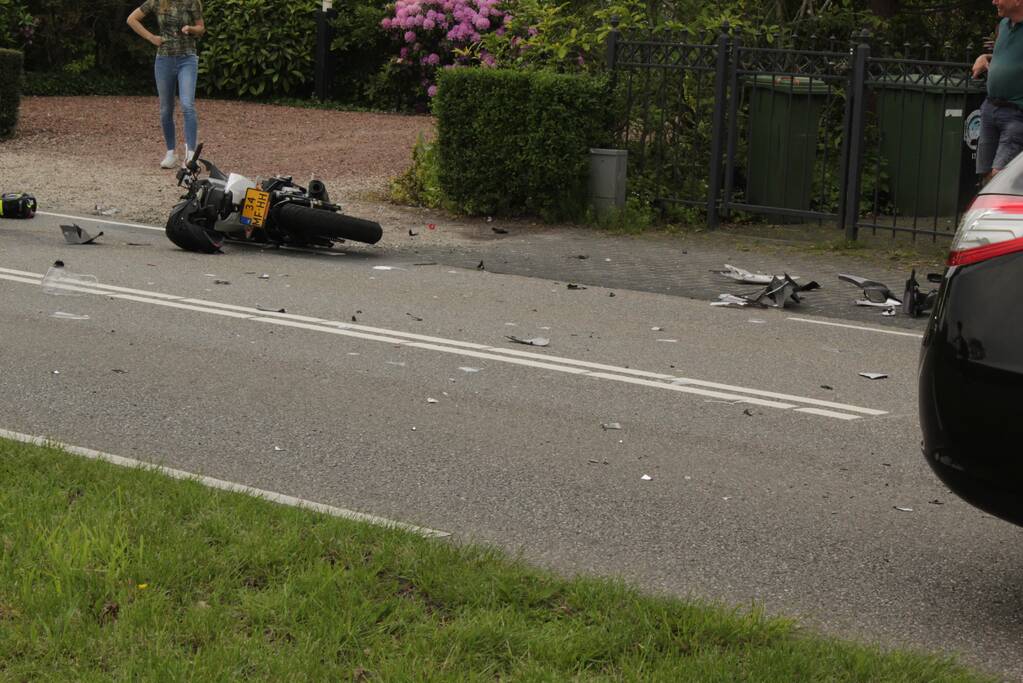 Motorrijder gaat onderuit bij aanrijding