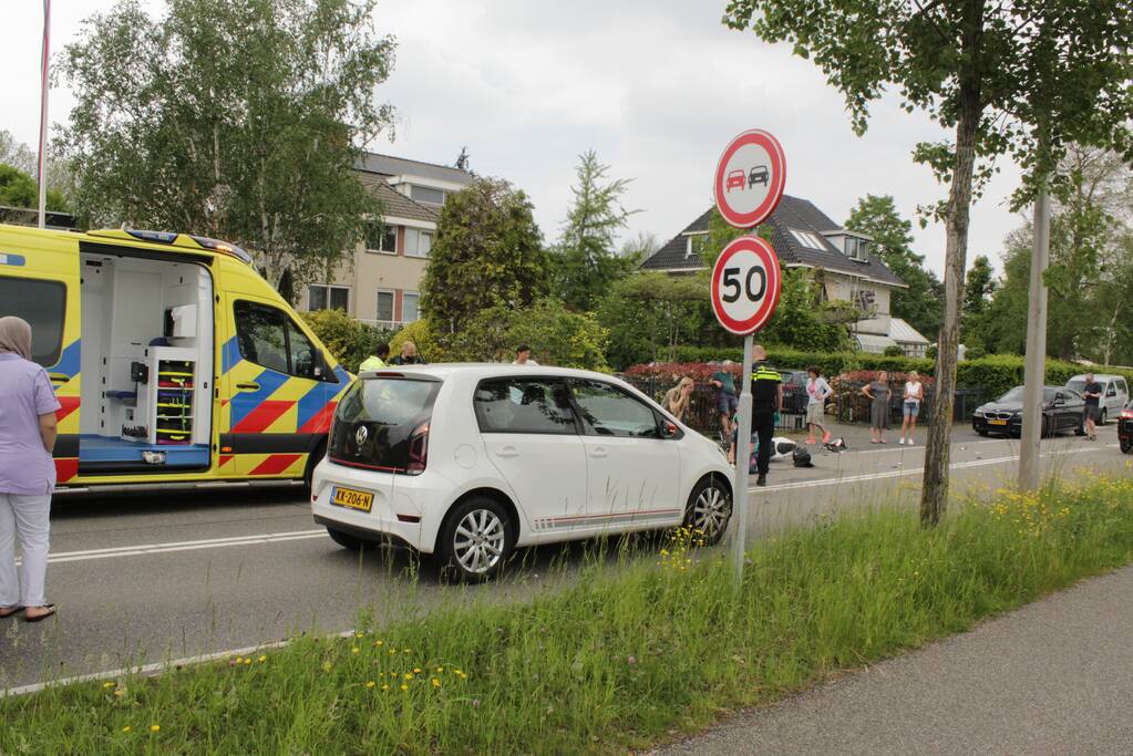 Motorrijder gaat onderuit bij aanrijding