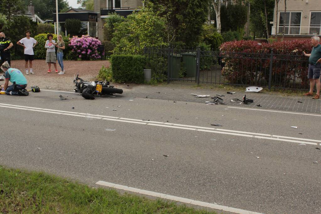 Motorrijder gaat onderuit bij aanrijding