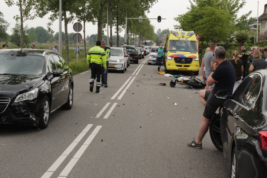Motorrijder gaat onderuit bij aanrijding