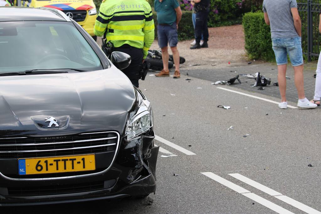 Motorrijder gaat onderuit bij aanrijding