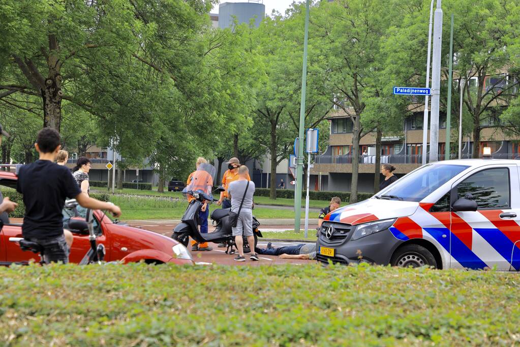 Scooterrijders botsen op rotonde