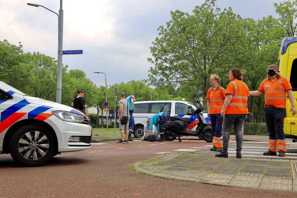 Scooterrijders botsen op rotonde