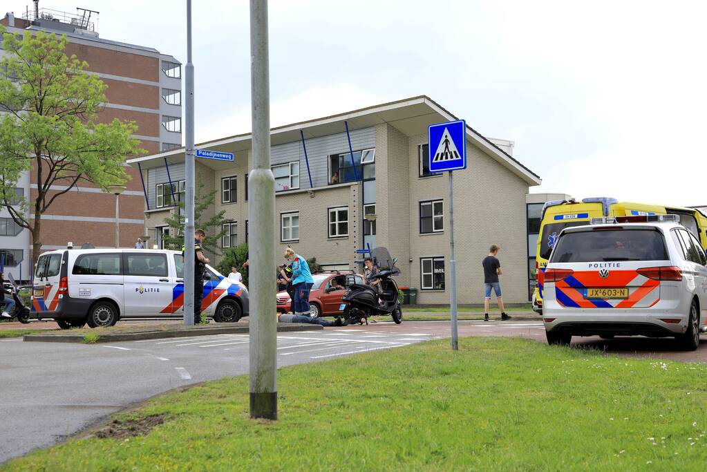 Scooterrijders botsen op rotonde