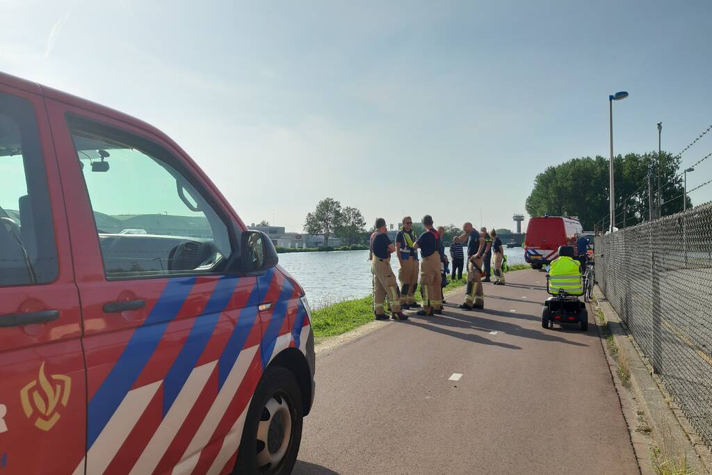 Hulpdiensten ingezet voor scootmobiel met persoon in water