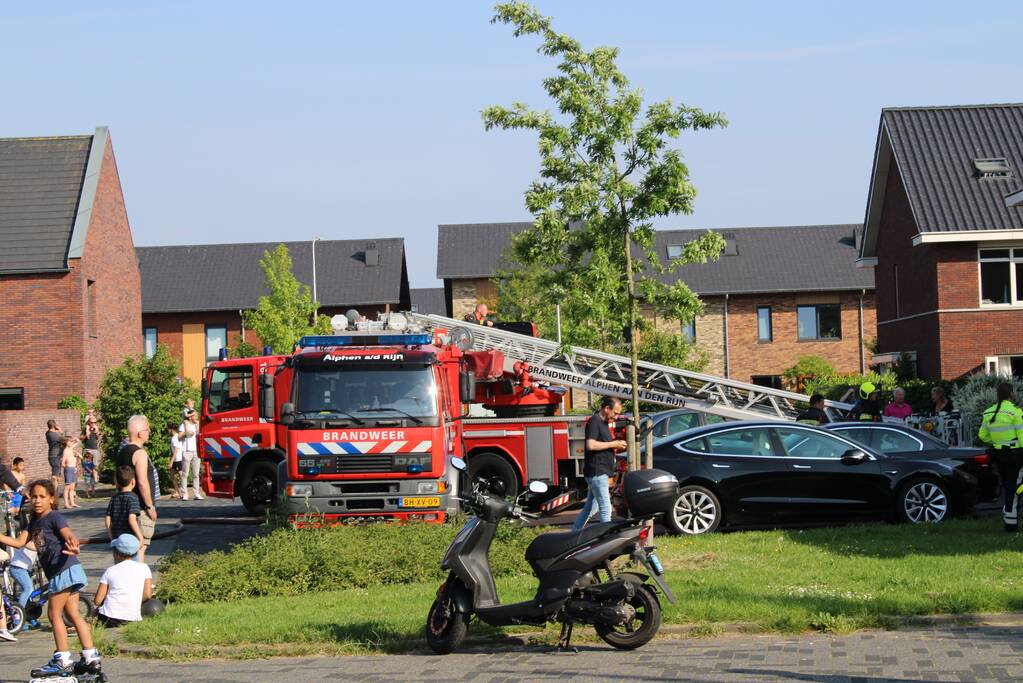 Brandweer blust vermoedelijke brand in gevel