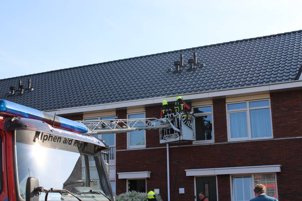 Brandweer blust vermoedelijke brand in gevel